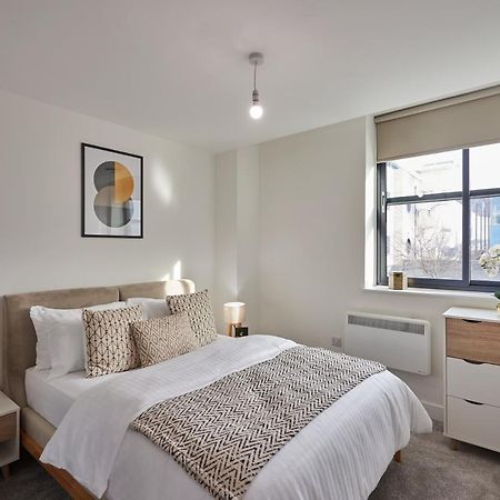 Seven Living Slough - Free Parking & Fast Wi-Fi Apartment Exterior photo