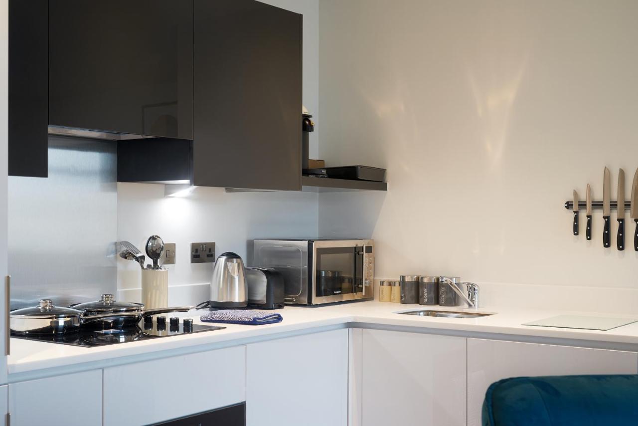 Seven Living Slough - Free Parking & Fast Wi-Fi Apartment Exterior photo