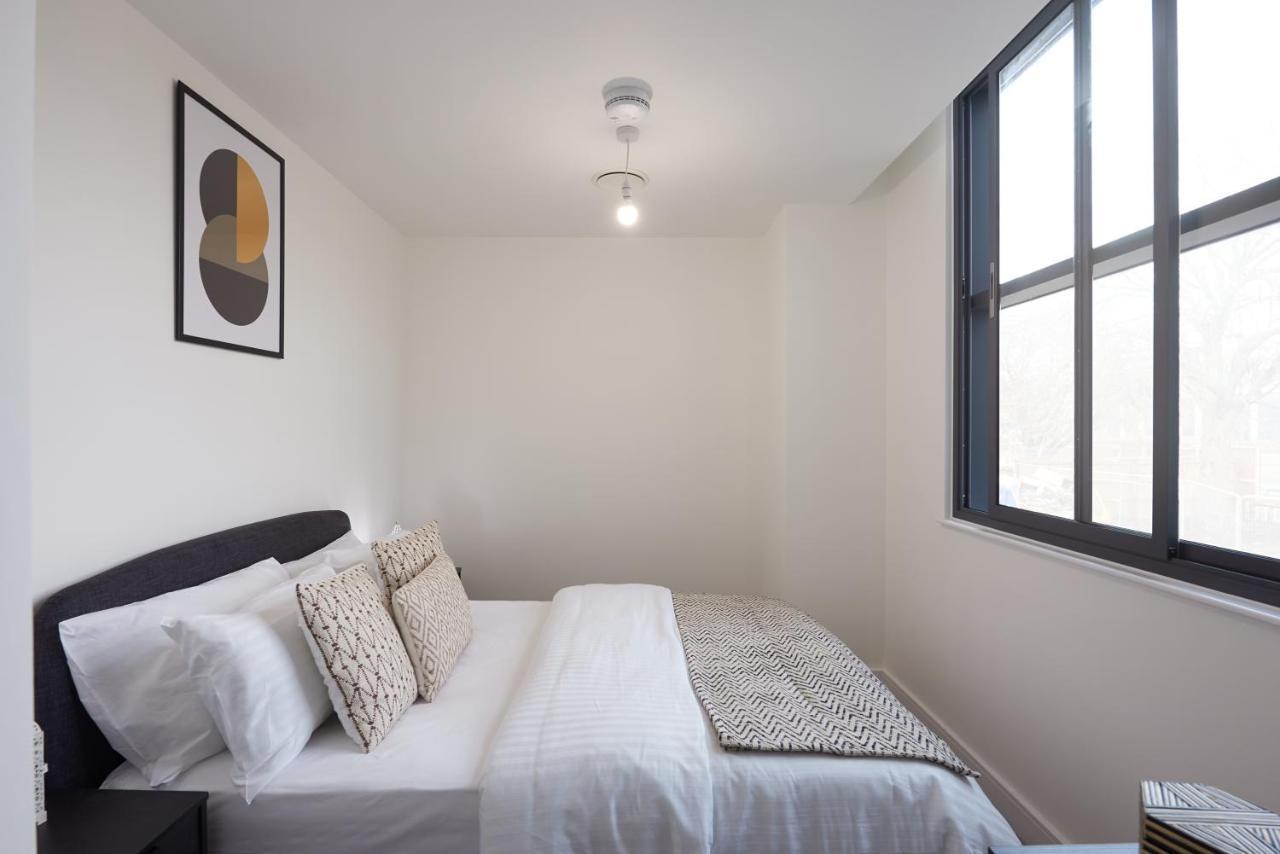 Seven Living Slough - Free Parking & Fast Wi-Fi Apartment Exterior photo