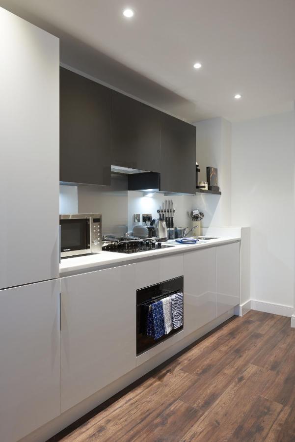 Seven Living Slough - Free Parking & Fast Wi-Fi Apartment Exterior photo