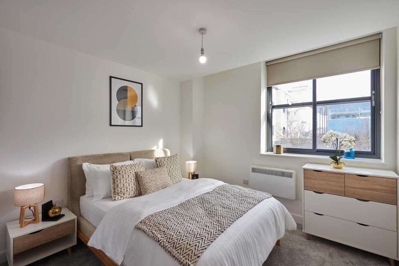 Seven Living Slough - Free Parking & Fast Wi-Fi Apartment Exterior photo