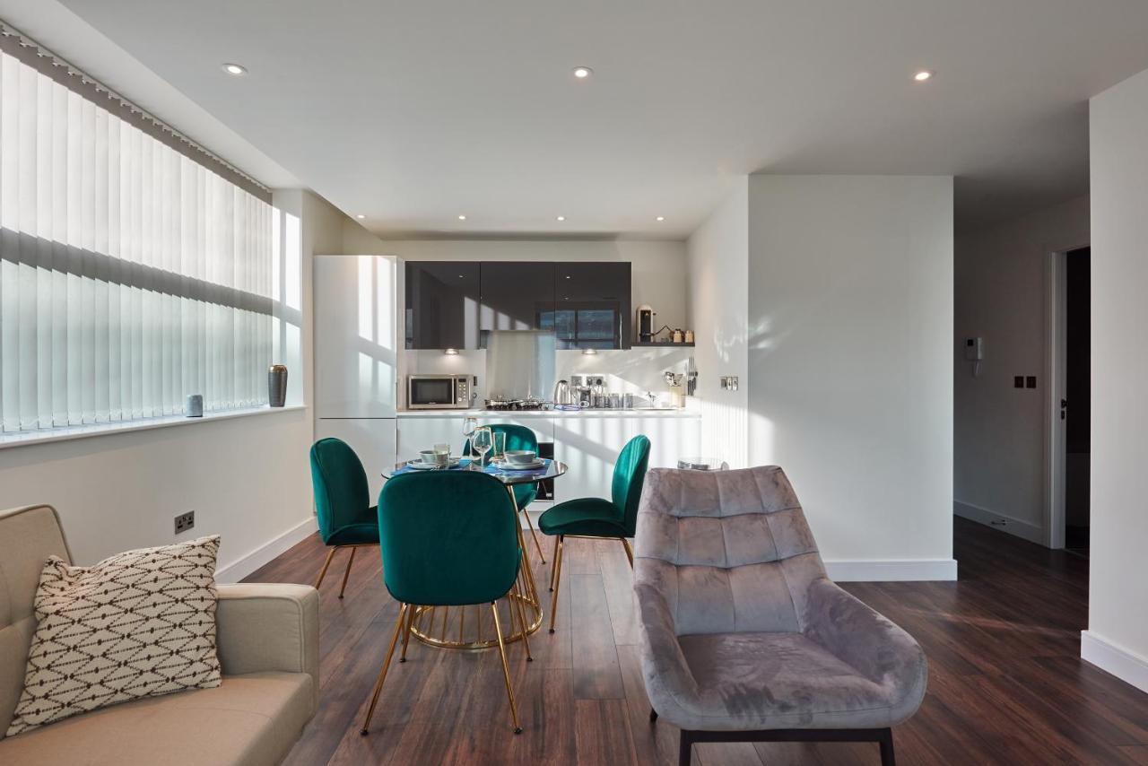Seven Living Slough - Free Parking & Fast Wi-Fi Apartment Exterior photo