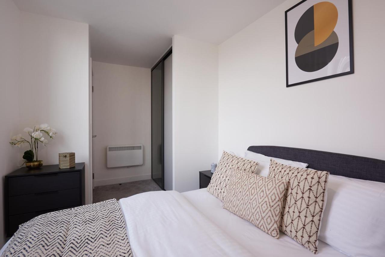 Seven Living Slough - Free Parking & Fast Wi-Fi Apartment Exterior photo